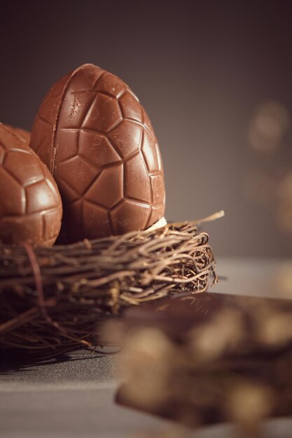 Foto close-up de ovos de chocolate em uma cesta