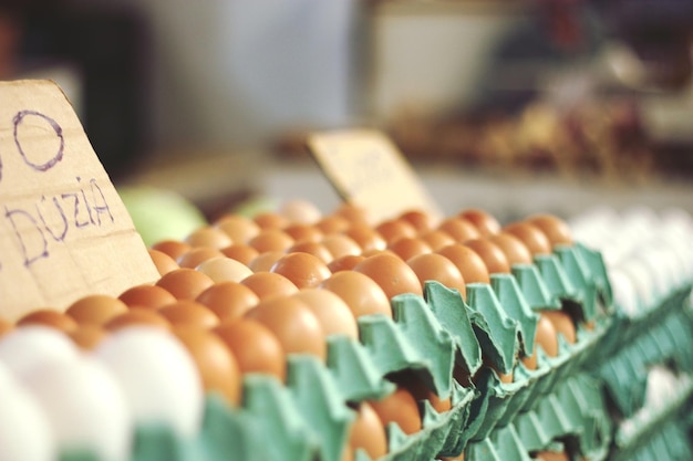 Foto close-up de ovos em cartão para venda