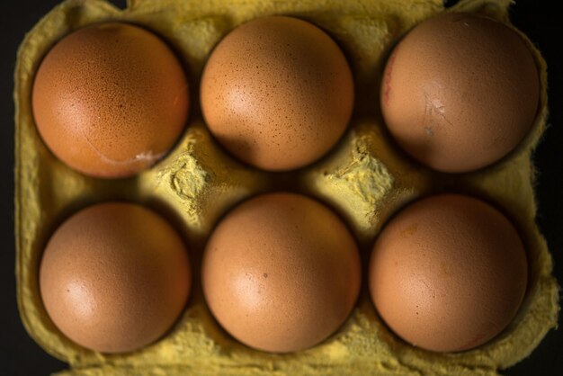 Foto close-up de ovos em cartão