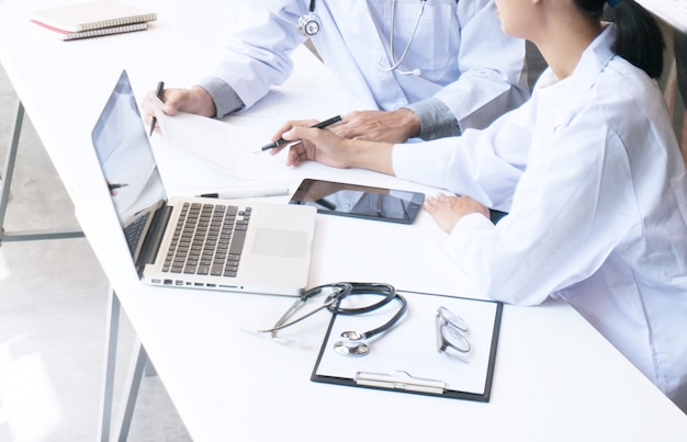 Close up de paciente e médico tomando notas ou Médico profissional em entrevista de revestimento de vestido de uniforme branco