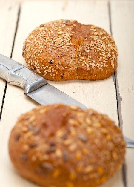 Close-up de pães frescos com faca na mesa