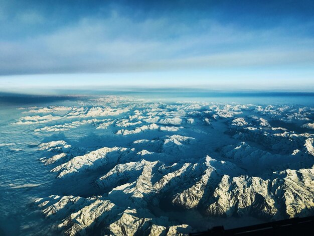 Foto close-up de paisagem coberta de neve contra o céu azul