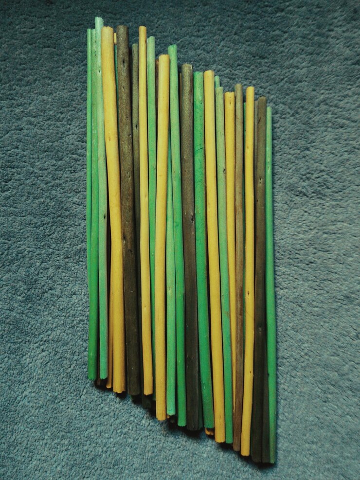 Foto close-up de palhinhas multicoloridas na parede
