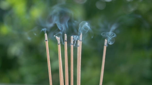 Foto close-up de palitos de incenso em chamas