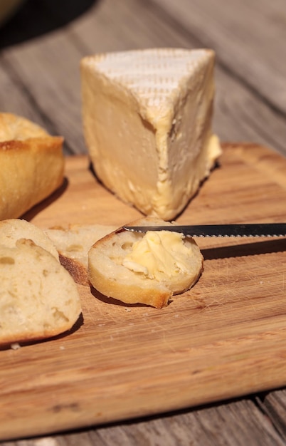 Close-up de pão com queijo em uma mesa de madeira