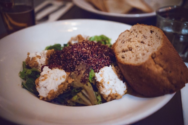 Close-up de pão e salada em prato na mesa