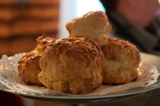 Close-up de pão em um prato na mesa