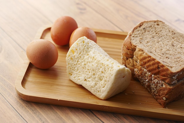 Close-up de pão integral com leite de queijo e nozes de amêndoa na mesa