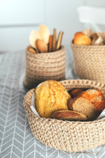 Foto close-up de pão na cesta na mesa em casa