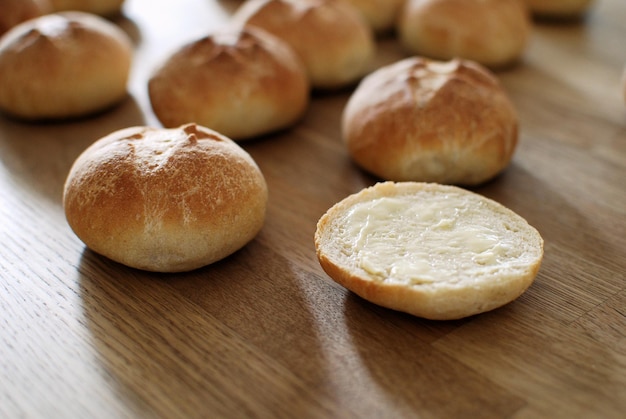 Foto close-up de pão na mesa