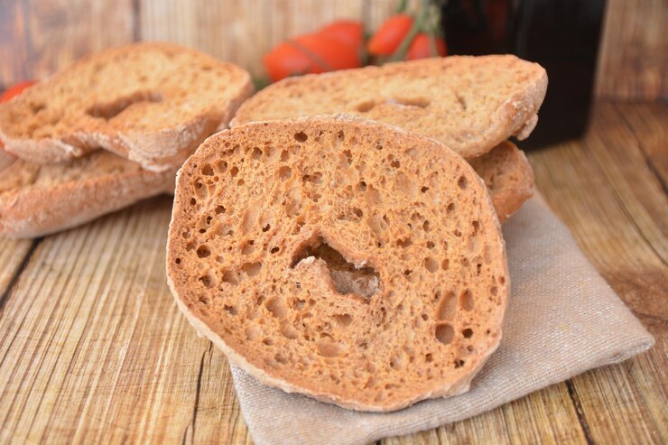 Foto close-up de pão na tábua de cortar