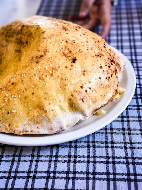 Foto close-up de pão no prato