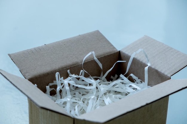 Foto close-up de papel branco em caixa sobre a mesa