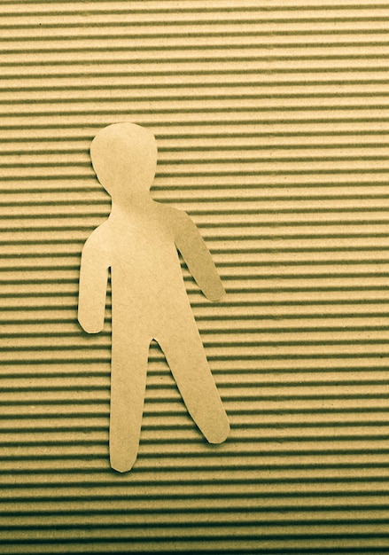 Foto close-up de papel de forma de representação humana em cartão padronizado