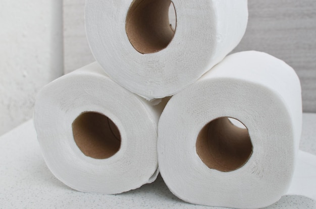 Close-up de papel higiênico branco macio em uma superfície limpa e brilhante perfeito para representar a importância da higiene pessoal