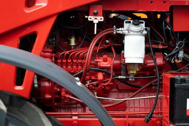 Foto close-up de parte do novo tractor vermelho