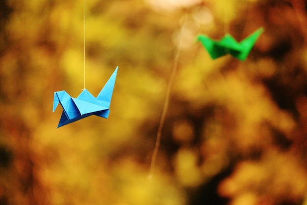 Foto close-up de pássaros origami pendurados no quintal