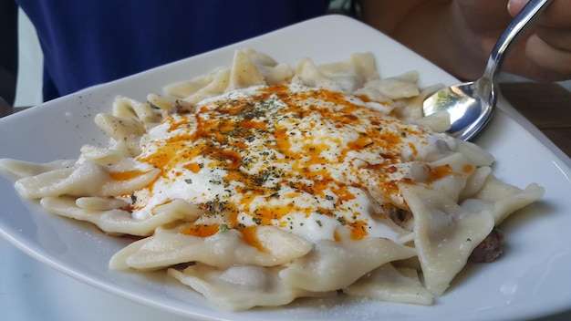 Close-up de pasta de manti servida em um prato