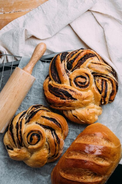 Foto close-up de pastelaria e pão em tecido