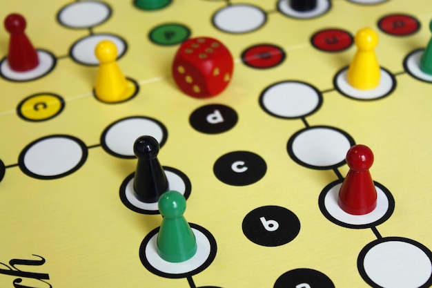 Foto close-up de peças de jogo e dados em ludo