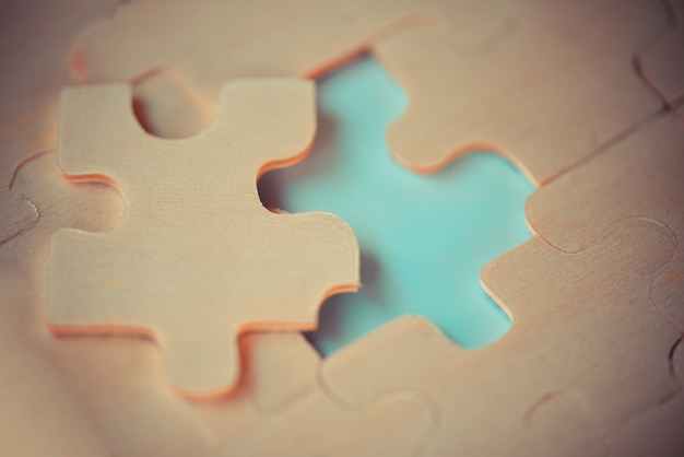 Foto close-up de peças de quebra-cabeças para ingressar e tentar conectar parceria de negócios