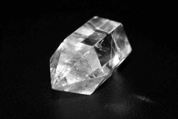 Close-up de pedra de cristal brilhando na sala escura