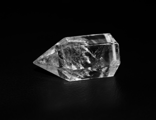 Close-up de pedra de cristal contra fundo preto