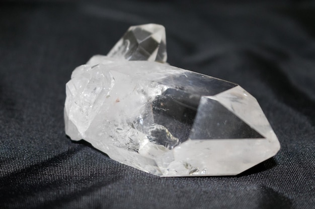 Close-up de pedra de cristal de quartzo em tecido