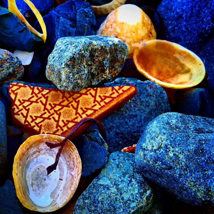 Foto close-up de pedras azuis e conchas de animais
