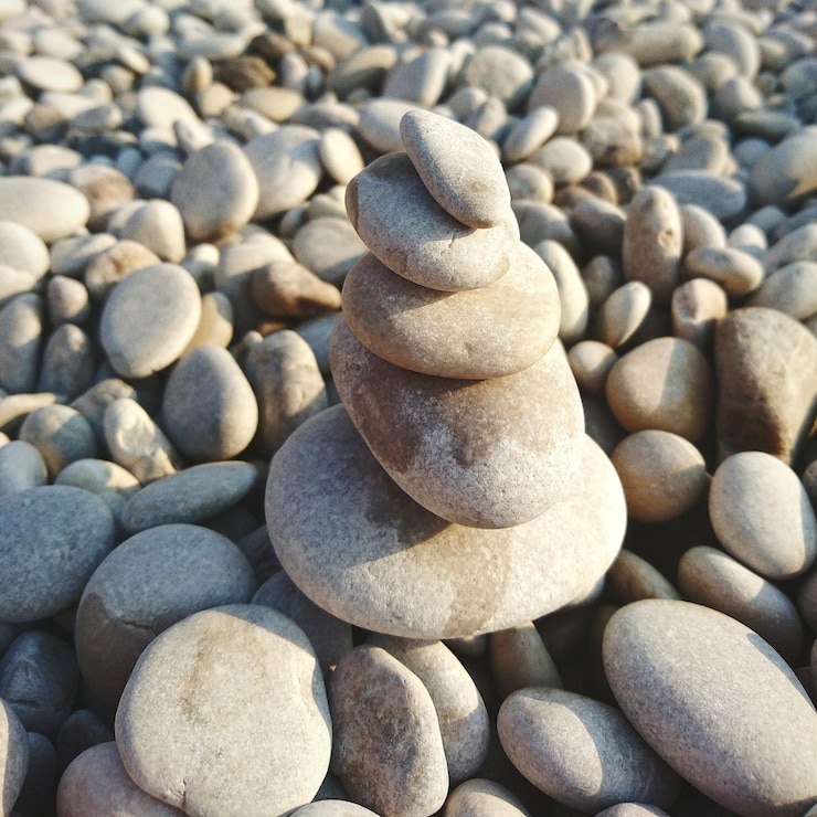 Foto close-up de pedras empilhadas na praia