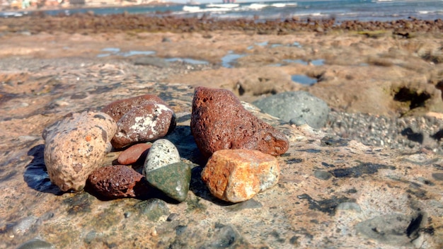 Foto close-up de pedras na praia