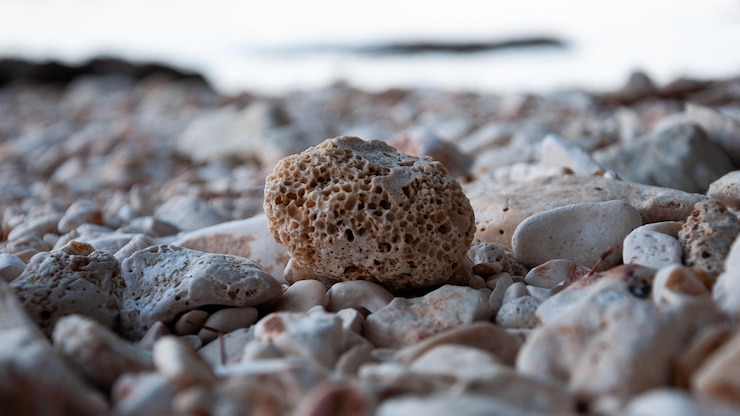 Foto close-up de pedras na praia