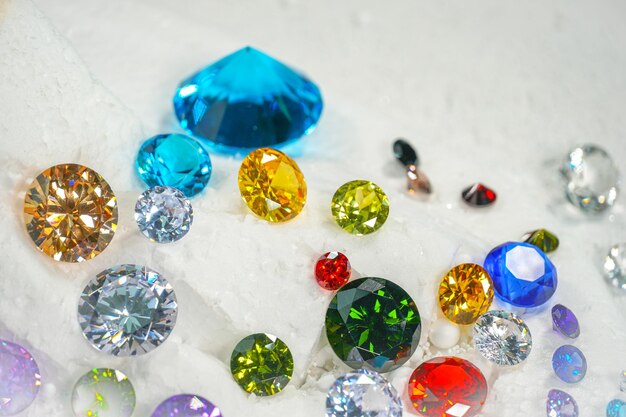 Foto close-up de pedras preciosas multicoloridas na mesa