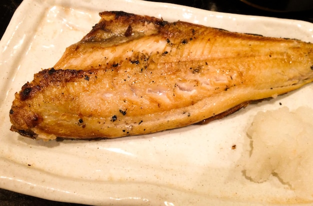 Close-up de peixe assado servido em prato