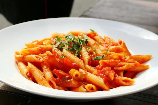 Close-up de penne arabiata em uma tigela