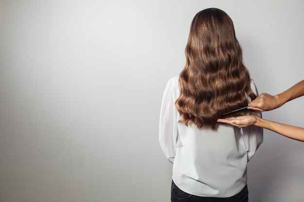 Close up de penteado com penteado feminino isolado