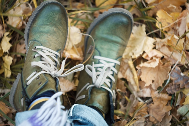 Foto close-up de pernas em botas de caminhada verde