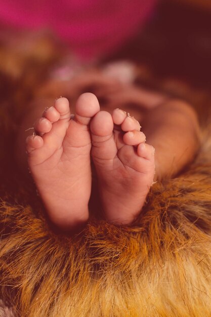 Foto close-up de pés de bebê em pele