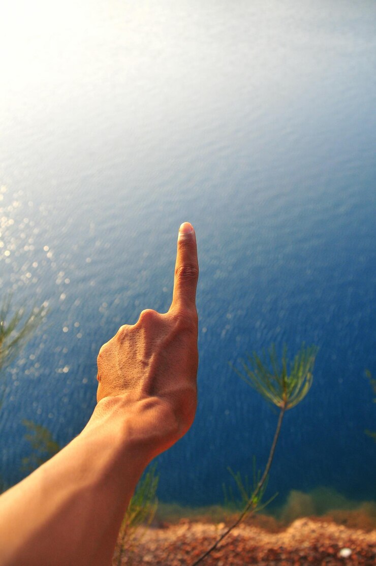 Foto close-up de pessoa fazendo gestos contra o lago