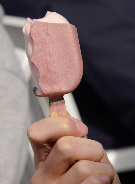 Foto close-up de pessoa segurando sorvete