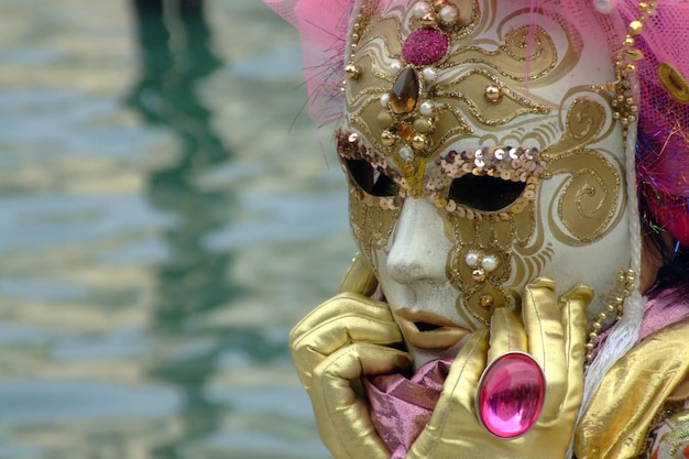 Close-up de pessoa usando máscara durante o carnaval