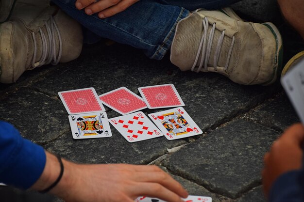 Foto close-up de pessoas jogando cartas