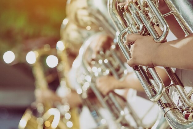 Close-up de pessoas tocando saxofone