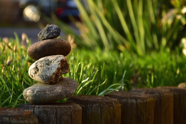 Close-up de pilha de pedra em um poste de madeira