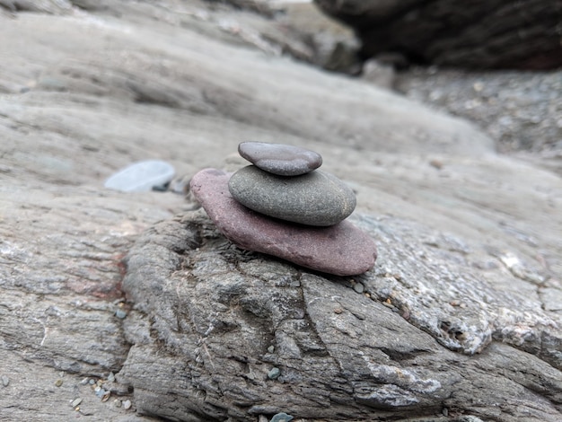 Foto close-up de pilha de pedras em rocha