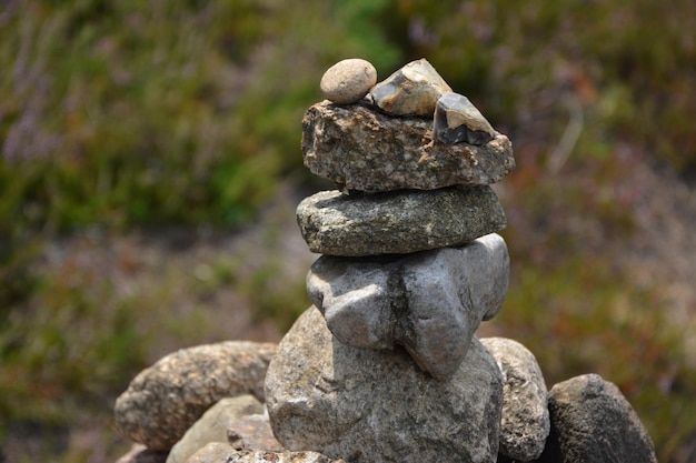 Close-up de pilha de pedras em rocha