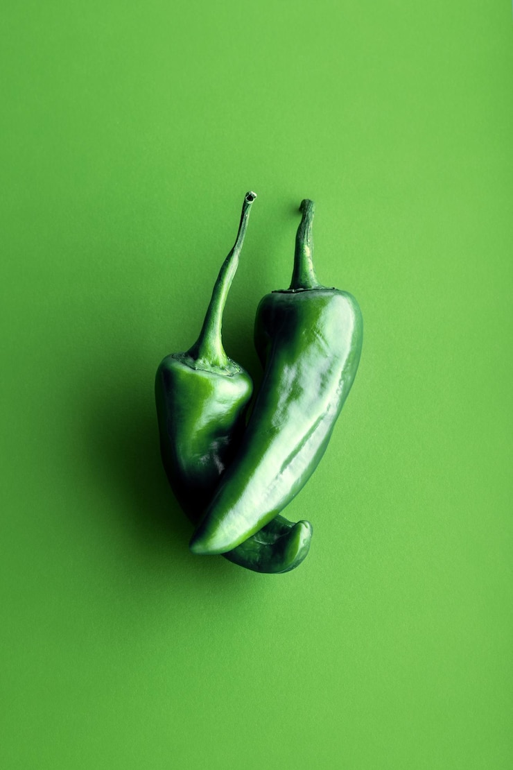 Foto close-up de pimentas em fundo verde