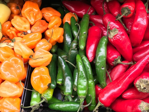 Close-up de pimentas multicoloridas para venda no mercado