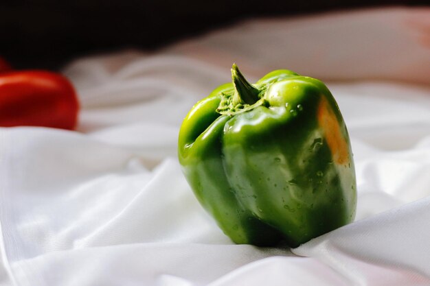 Foto close-up de pimentas verdes na mesa