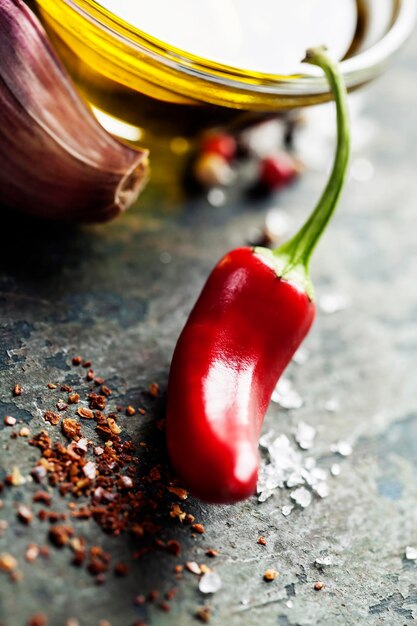 Foto close-up de pimentas vermelhas na mesa
